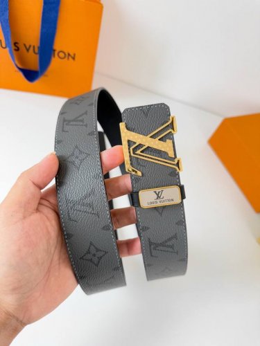 品名： Lv..路易..威登腰带皮带原单 型号：挂扣，经典纯钢材质挂扣，头层牛皮，图片实物拍摄 材料：头层牛皮，挂扣系列，纯钢材质扣头，钯镀电镀工艺永不掉色。原