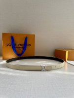 女款 2.0宽 本款 Lv Iconic 双面腰带以纤细剪裁迎接新季，搭配标志性 Iconic 搭扣，无论展现 Monogram Reverse 帆布或素雅牛皮
