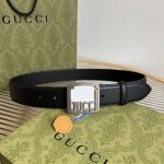 G家 宽度3.5 男士腰带 各式百搭单品继续为Gucci 2024早春系列添姿加彩。这款时尚腰带以黑色皮革匠心呈现，配以由钯金色调金属打造的Gucci铭牌腰带扣