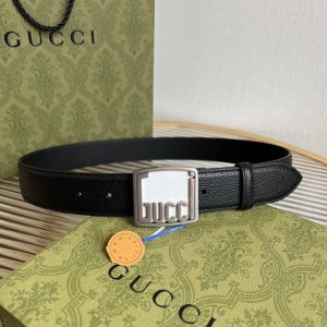 G家 宽度3.5 男士腰带 各式百搭单品继续为Gucci 2024早春系列添姿加彩。这款时尚腰带以黑色皮革匠心呈现，配以由钯金色调金属打造的Gucci铭牌腰带扣