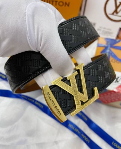 皮带：Lv..路易..威登顶级复刻. 腰带：原单品质百分百头层牛皮，保证真皮。雕花镂空工艺.真空电镀.永不掉色.24K纯钢扣纯手工编织系列双面可用专柜同等质量，