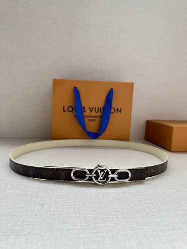 2.0宽 本款 Lv Iconic 双面腰带新款 搭配标志性 Iconic 搭扣，无论展现 Monogram Reverse 帆布或素雅牛皮革，均可为挚爱造型注