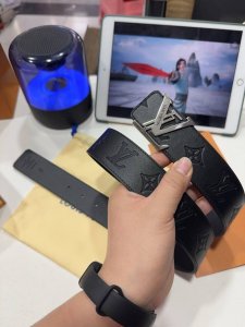 高端品質 實物拍攝 特 配全套包裝 品牌 L V海外原單 扣頭材質 雙色純鋼扣 帶身材質正面 38Mm寬度採用進口頭層牛皮腰帶 純鋼質五金扣頭實物拍攝長短不可自