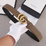 宽度3.8Cm Gucci 小牛皮腰带采用热压制作效果，营造织纹外观。饰以标志双G带扣。