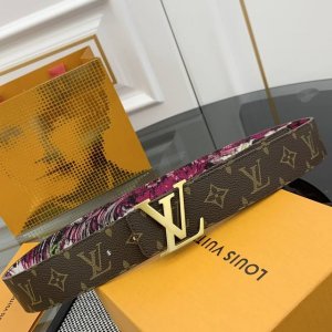 Lv 路易威登 新品 正品对版 宽度40Mm 2024 早秋男装系列跟随丹迪水手的步伐开启一场环球之旅。此款 Lv Tag 双面腰带将冲浪风格图案铺陈于一面，唤