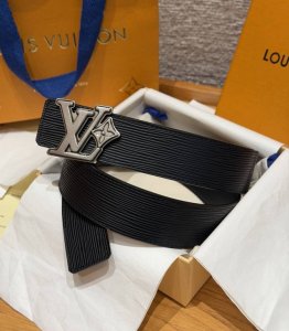 水波纹双面腰带 Twist 双面腰带，黑色水波纹牛皮+金色金属扣，简约又超有辨识度双面设计，轻松搭配各种穿搭风格，40毫米，日常通勤或正装场合都很Ok，低调奢华