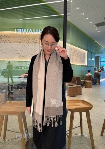 Burberry 巴宝莉羊绒围巾好看的要疯掉了，太有型太有魅力了非常斯文时尚的秋冬单品！真的很喜欢，非常Classical的情侣设计手感真的绝了上身效果真的随便