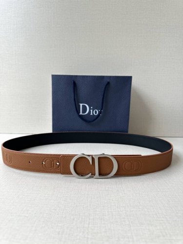 宽度3.5Cm Dior 这款腰带扣采用“Cd”标志造型，以不锈钢精心打造。可与各式 35 毫米腰带搭配，提升格调，打造优雅精致的造型。