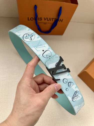 Lv Aqua 双面腰带为传统设计引入现实主义意趣。Monogram Aqua 帆布以 3D 水滴图案模糊 Monogram 图案的经典轮廓，将相同意境延续至