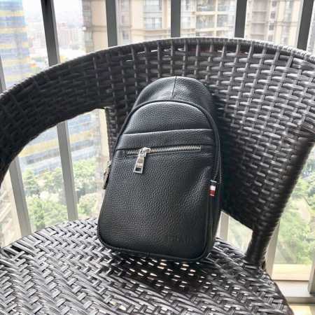 Prada型号：505。 进口五金 专柜原单，男仕休闲胸包爆款 普拉达专柜同步，原版进囗头层牛皮，高端！ 欧洲原版牛皮，欢迎对比高雅的造型，秉承严谨考究的工艺， - 点击图像关闭
