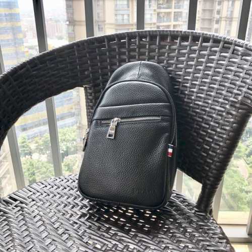 Prada型号：505。 进口五金 专柜原单，男仕休闲胸包爆款 普拉达专柜同步，原版进囗头层牛皮，高端！ 欧洲原版牛皮，欢迎对比高雅的造型，秉承严谨考究的工艺，
