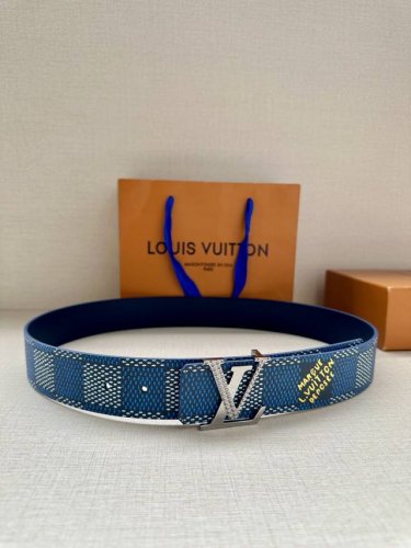 特 4.0宽 本款 Lv Initials 双面腰带凝聚 Pharrell Williams 对典藏设计的灵感探索，通过焕新 Damier 图案和 Marque