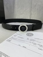 宽度4.0Cm 范思哲 此款水波纹 腰带饰有标志性的Versace美杜莎头像扣，彰显品牌格调。是一款精美的衣橱必备单品。