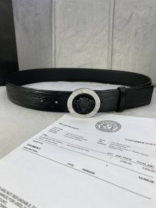 宽度4.0Cm 范思哲 此款水波纹 腰带饰有标志性的Versace美杜莎头像扣，彰显品牌格调。是一款精美的衣橱必备单品。