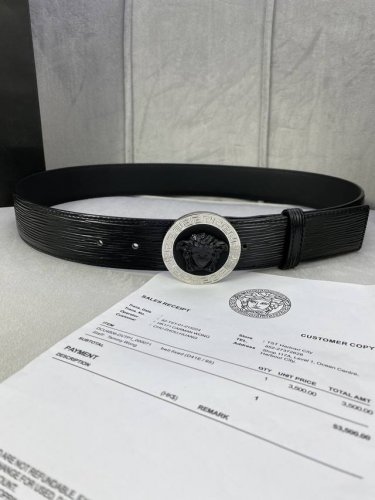 宽度4.0Cm 范思哲 此款水波纹 腰带饰有标志性的Versace美杜莎头像扣，彰显品牌格调。是一款精美的衣橱必备单品。