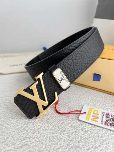 品名： Lv..路易..威登腰带皮带原单 型号：挂扣，经典纯钢材质面字母挂扣，头层牛皮，图片实物拍摄 材料：头层牛皮，挂扣系列，纯钢材质扣头，钯镀电镀工艺永不掉