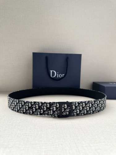 宽度3.5Cm 这款 Dior Charm 腰带扣是夏季男装系列新品，采用不锈钢真空电镀菱饰面精心设计，重新演绎经典的 Dior 标志。可与各式 35 毫米腰带