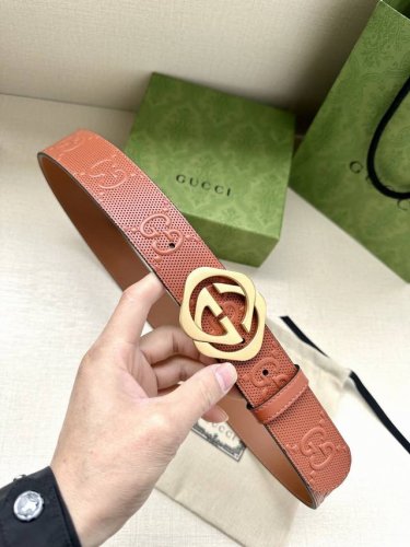 特 宽度4.0Cm Gucci 这款单品将品牌的过去与未来贯通在一起，以现代风格的全新设计诠释了经典设计元素。Guccio Gucci字母交织图案巧妙融入纹理和