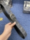 迪奥550 3. 5Cm 特 这款 30 Montaigne Avenue 腰带从同名手袋汲取灵感，是二零二三年秋季新品。采用黑色光滑 牛皮革精心制作，质感柔软