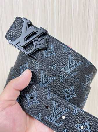 4.0宽 2025新款以天然小牛皮搭配路易威登特色设计元素的Lv pyramide 腰带，时尚新潮，尽显品牌个性。小牛皮材质，饰有路易威登标志性的Monogra - 点击图像关闭