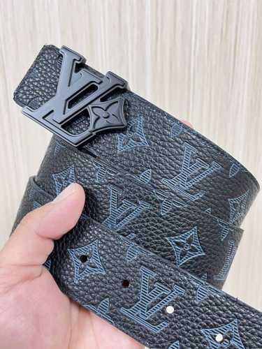 4.0宽 2025新款以天然小牛皮搭配路易威登特色设计元素的Lv pyramide 腰带，时尚新潮，尽显品牌个性。小牛皮材质，饰有路易威登标志性的Monogra