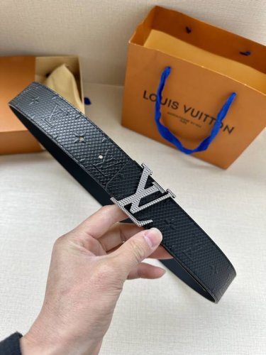 特 4.0宽 Speaker 腰带令 Monogram 压纹贯穿左右，以字母搭扣道出 春夏系列的时尚新意，为品牌经典注入摩登格调。