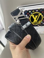 品名：Lv..路易..威登原单 材质：原单牛皮腰带 百分百头层牛皮腰带保证真皮钢扣，专柜原单品质、做工精细，时尚大牌，送人自用首选 包装： 请认准如图专柜包装赠