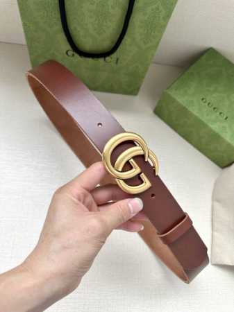 特 Gucci单层树膏皮革腰带，配有品牌标志性双G带扣。无涂层褪色皮革材质。 棕色皮革 钯金色调配件 双G带扣 搭扣：做旧复古双G扣 适用低腰和高腰两种穿戴方式 - 点击图像关闭