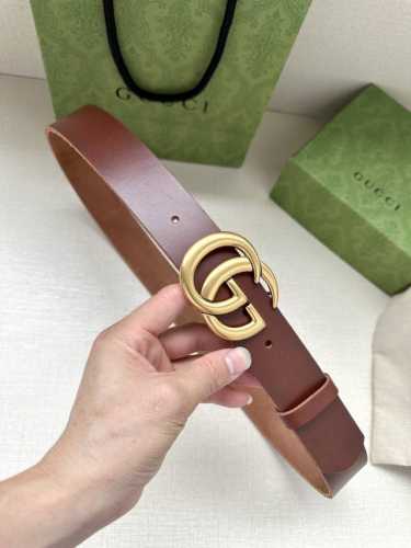 特 Gucci单层树膏皮革腰带，配有品牌标志性双G带扣。无涂层褪色皮革材质。 棕色皮革 钯金色调配件 双G带扣 搭扣：做旧复古双G扣 适用低腰和高腰两种穿戴方式