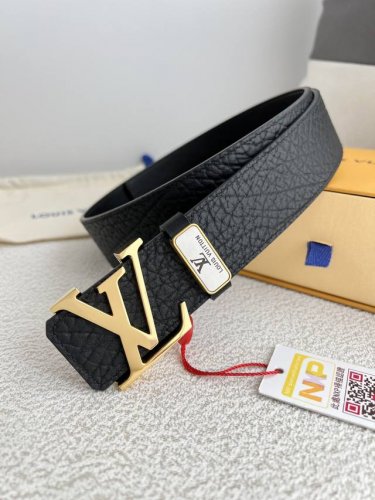 品名： Lv..路易..威登腰带皮带原单 型号：挂扣，经典纯钢材质面字母挂扣，头层牛皮，图片实物拍摄 材料：头层牛皮，挂扣系列，纯钢材质扣头，钯镀电镀工艺永不掉