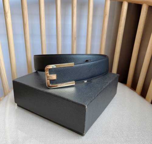 高端品质，实物拍摄 批￥ 配全套礼盒 ：Prada 普拉达 专柜最新款 这款腰带精致低调 优雅摩登 简约时尚的金属带扣配有刻字徽标 勾勒精致细节 是prada男