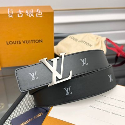 本款 Lv Initiales Blason 40 毫米双面腰带诠释创意总监 Pharrell Williams 对品牌传统与摩登风尚的热忱。柔软皮革外层点缀的