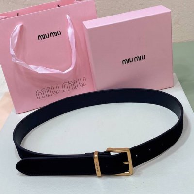 特 Miumiu 23 金属搭扣. 腰带环饰有激光雕刻徽标，这款皮革腰带设计简约而优雅 ，腰带伴环以Miu Miu徽标 进口牛皮腰带 3.5Cm