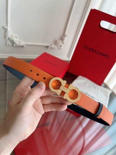 F家 专柜新品这款时尚的皮带，细节经典。采用 小牛皮 皮革材质，双色设计，风格精致。金属Gancini扣饰开合，可调整至合适腰围。