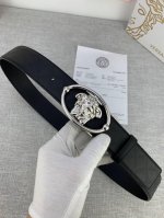 特P200 宽度4.0Cm V E R S A C E （范思哲）这款柔软头层皮饰带搭配一枚椭圆形美杜莎带扣。腰带饰有一枚金属圈环，宛如点睛之笔，本季标志性的V