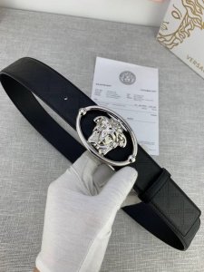 特P200 宽度4.0Cm V E R S A C E （范思哲）这款柔软头层皮饰带搭配一枚椭圆形美杜莎带扣。腰带饰有一枚金属圈环，宛如点睛之笔，本季标志性的V