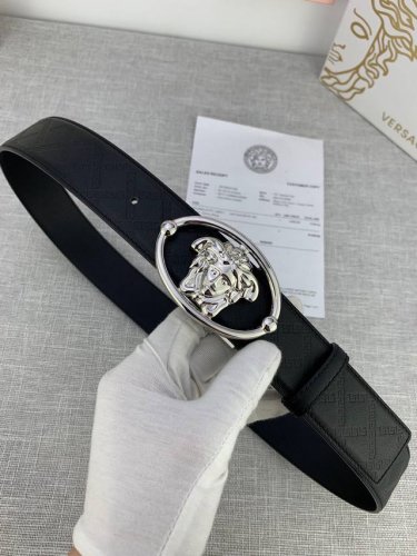 特P200 宽度4.0Cm V E R S A C E （范思哲）这款柔软头层皮饰带搭配一枚椭圆形美杜莎带扣。腰带饰有一枚金属圈环，宛如点睛之笔，本季标志性的V