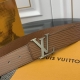 本款 Lv Initiales 宽度4.0Cm 双面腰带拥有Xl Epi皮革的较大粒面纹理，以移印工艺描绘路易威登标识，翻转即现Monogram压纹图案，搭配抛