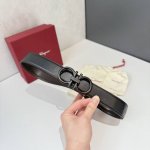 特 菲拉格慕Salvatore Ferragamo是一家意大利奢侈品牌，以其高品质的皮革制品、鞋履和配饰而闻名。菲拉格慕的腰带是其经典产品之一，通常采用优质皮革