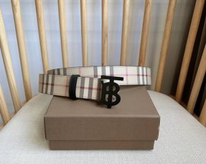 Burberrry 巴宝莉专柜同步上新精选品牌标志性London格纹 搭配平滑皮革内衬设计 宽:3.5Cm 精致优雅 简单大方