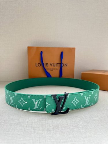 特 Lv Initiales 4.0宽双面腰带是 年春夏男装系列的配饰。Taga 皮革触感柔软，与另一面的Monogram 帆布碰撞色彩。同色 Lv 字母以抛光