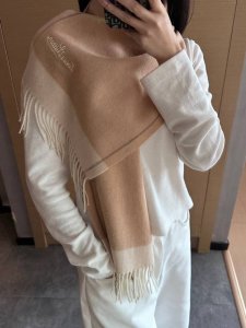 家属福利来了！！Lv 高端重磅围巾！ 怒赞推荐，激动~！！下手绝对要快，同工艺难度大，超级无敌软糯 我们这个价格P真的无敌超值！亲妈价格P回馈~面料大爱，双面的