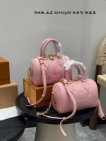 全套礼盒 升级版 钢五金 ！ Size： 20*14Cm Lv 压花款Speedy 20枕头包 一起感受Speedy快乐~ 这个大小刚刚好哦！ 夏天当然要背可可