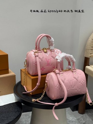 全套礼盒 升级版 钢五金 ！ Size： 20*14Cm Lv 压花款Speedy 20枕头包 一起感受Speedy快乐~ 这个大小刚刚好哦！ 夏天当然要背可可