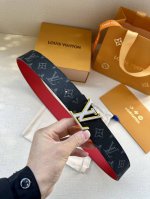 特 本款 Lv Initiales 双面腰带选用经典 Monogram Eclipse 帆布和亮色牛皮革，与 Lv Initiales 搭扣映衬鲜明对