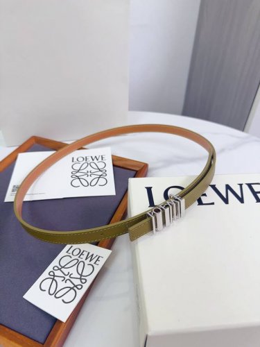 特 Loewe 罗意威专柜最新同款腰带 选用光滑牛皮革窄款腰带 配有Anagram Pebble针扣 卓越的工艺 个性的造型 精美的材质 宽 15Mm