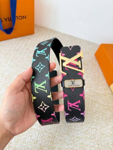 品名： Lv..路易..威登腰带皮带原单 型号：挂扣，经典纯钢材质挂扣，头层牛皮，图片实物拍摄 材料：头层牛皮，挂扣系列，纯钢材质扣头，镀钯电镀工艺永不掉色。原