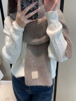 罗意威难得一见的针织单品，温柔配色，超级迷恋气质低调恬静又不失优雅 重点推荐一秒心动啊！！！高级，奢华！永恒！不是那种过眼云烟的款式！！！最大化提升的衣品！今年