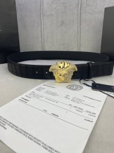 宽度4.0Cm Versace 范思哲 此款柔软的鹿皮带饰有金、银双色调的水晶镶边3D美杜莎腰带扣，是一款可提升正装或休闲牛仔装质感的优雅配饰。