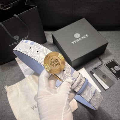 特 范思哲 宽4.0Cm 双面腰带，旋转扣，双面可用 新款男士皮革腰带，饰有立体La Medusa双面搭扣。皮带一面为光滑质地，另一面饰有棋盘格图案和Baroc
